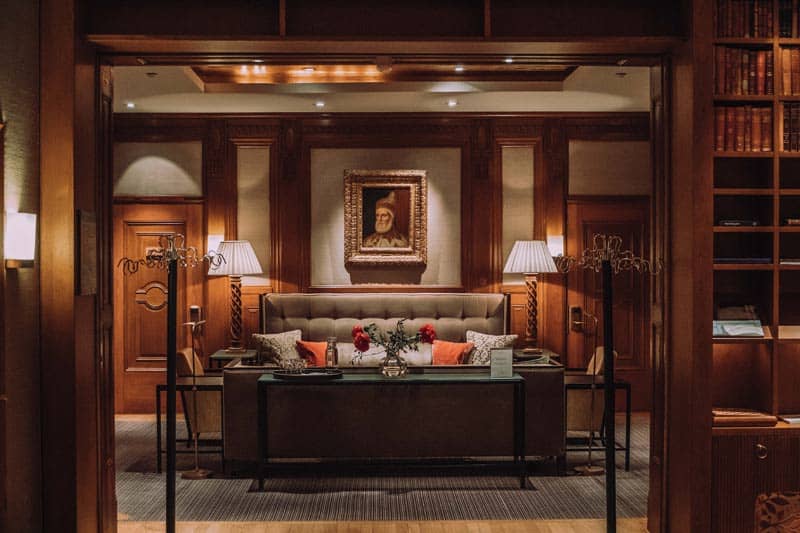 Image of a luxury hotel lounge